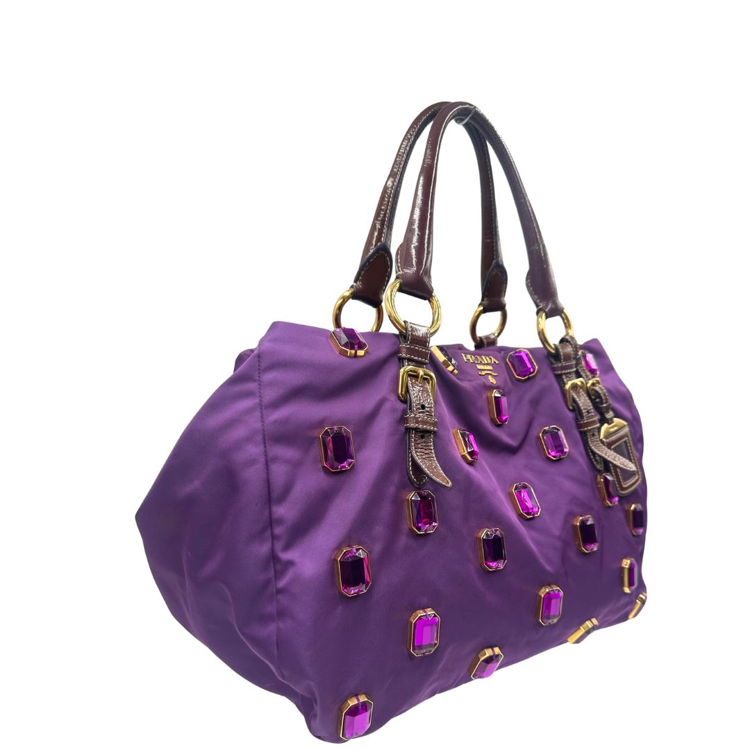 lato  Tote Prada in nylon viola impreziosita da pietre tono su tono sul front, di lusso, originale, ottime condizioni, usata 