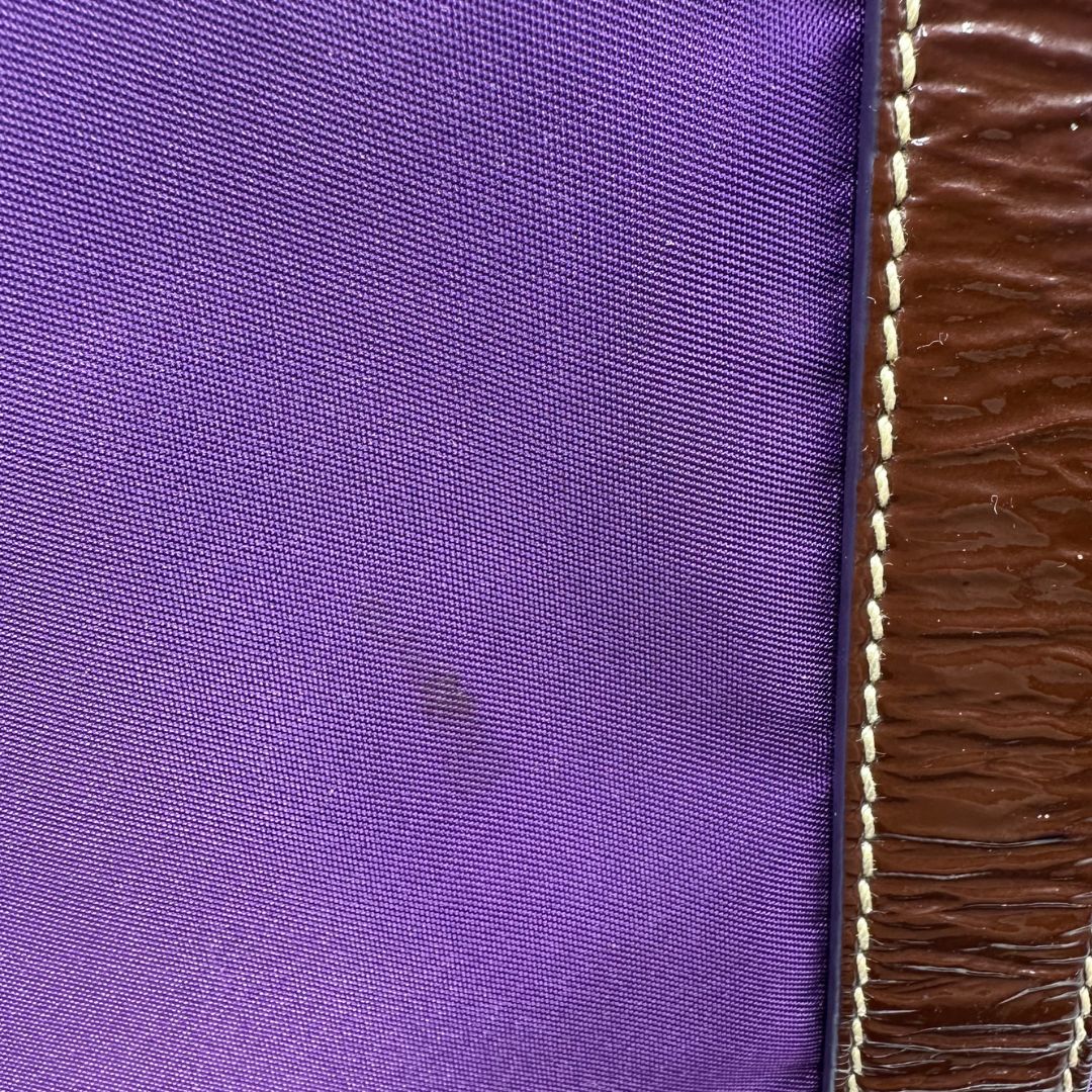 alone v Tote Prada in nylon viola impreziosita da pietre tono su tono sul front, di lusso, originale, ottime condizioni, usata