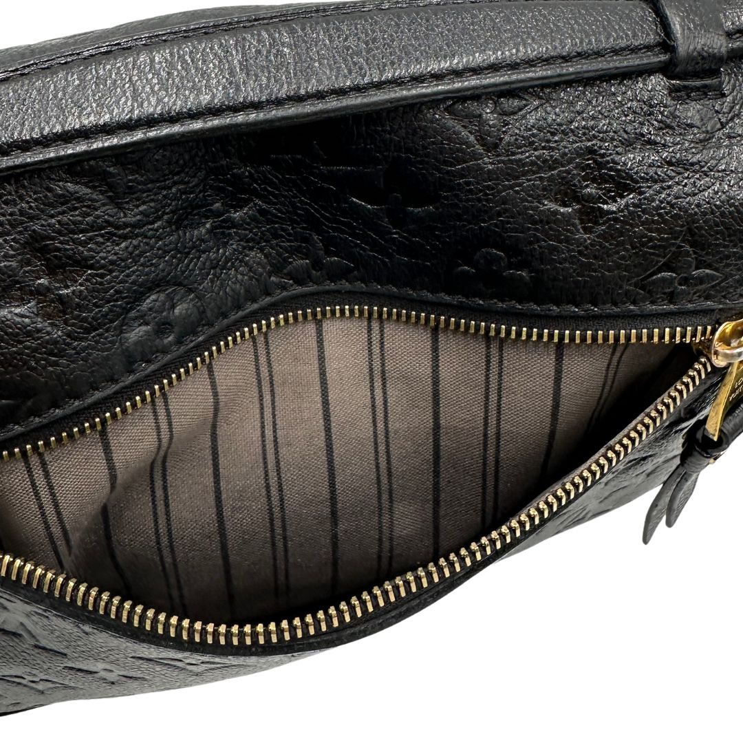 interno Louis Vuitton Mètis in pelle monogram empreinte con hardware dorato, di lusso, originale, ottime condizioni, usata. 