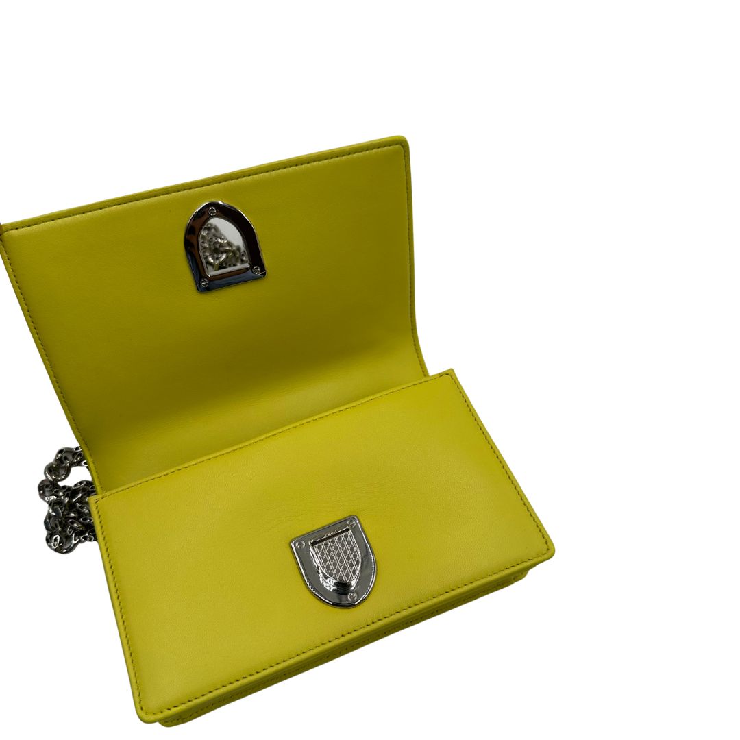 interno Borsa dior in pelle gialla, di lusso, originale, ottime condizioni, usata. 