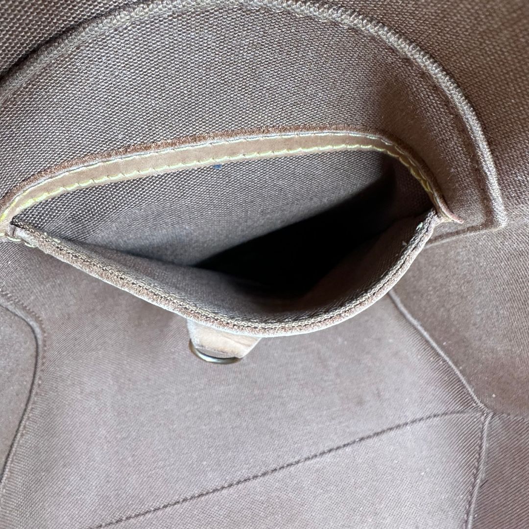interno Borsa Louis Vuitton nella versione PM realizzata in tela monogram marrone con finiture in vacchetta naturale, di lusso, originale, usata, ottime condizioni. 