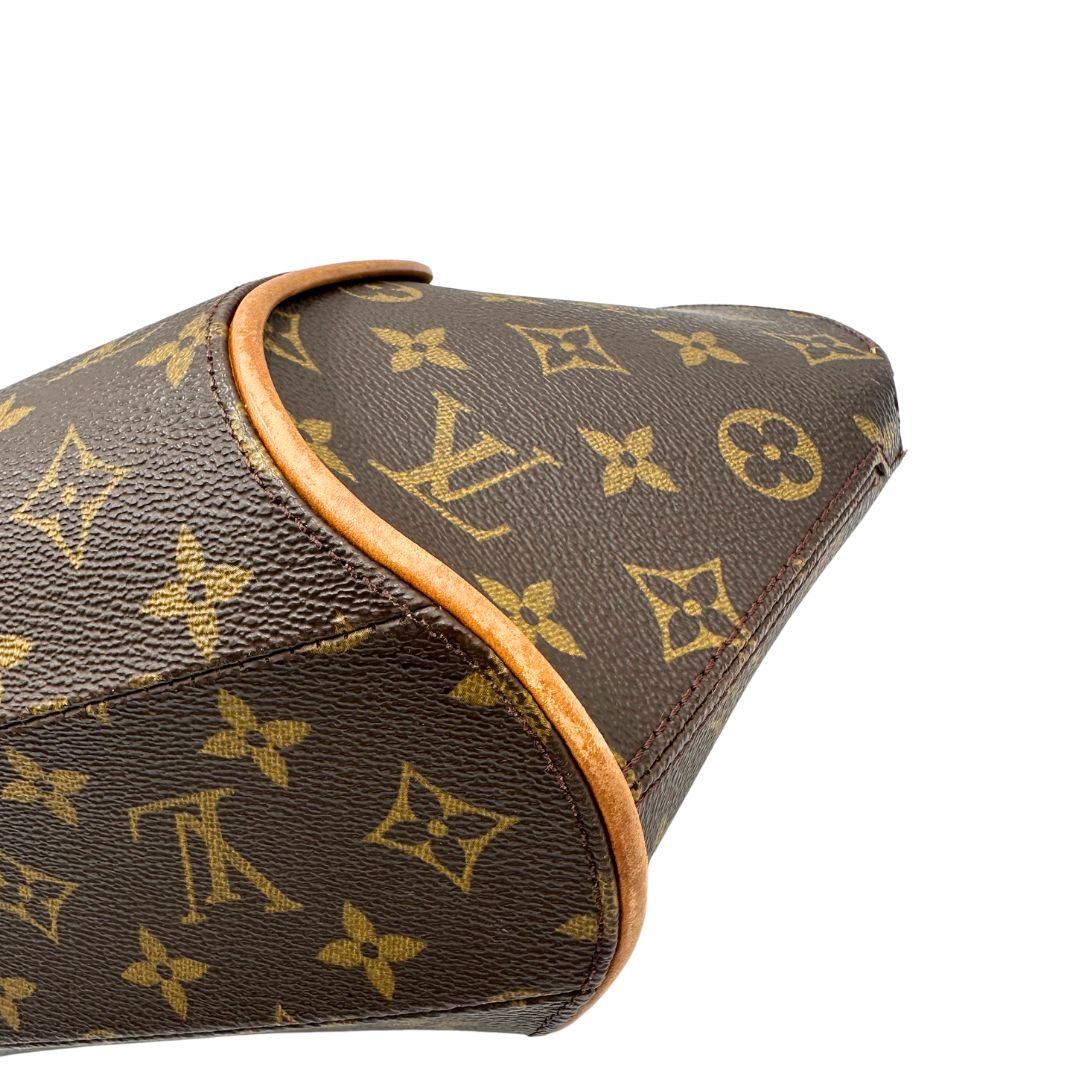 angolo Borsa Louis Vuitton nella versione PM realizzata in tela monogram marrone con finiture in vacchetta naturale, di lusso, originale, usata, ottime condizioni. 