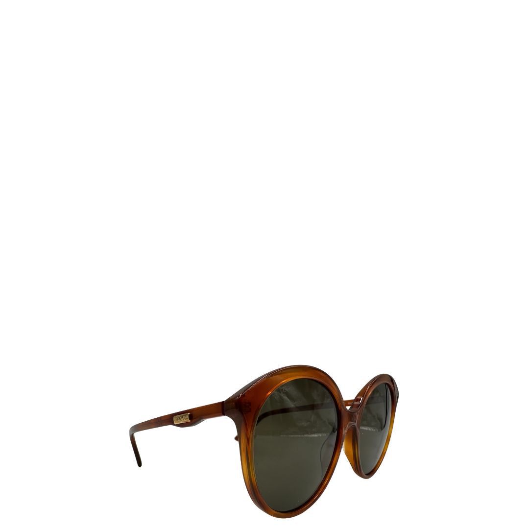 lato Occhiali Gucci caratterizzati da un design oversize, di lusso, originale, ottime condizioni, usati. 