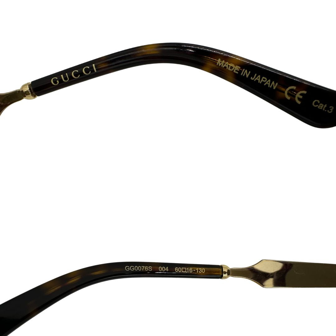  Occhiali Gucci caratterizzati da un design oversize e impreziositi da logo in metallo dorato, di lusso, originali, eccellenti condizioni, usati