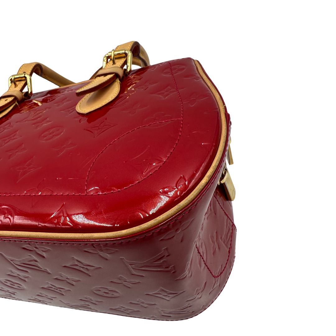 angolo  Borsa Louis Vuitton realizzata in pelle monogram verniciata e dettagli in vacchetta naturale, di lusso, originale, ottime condizioni, usata. 