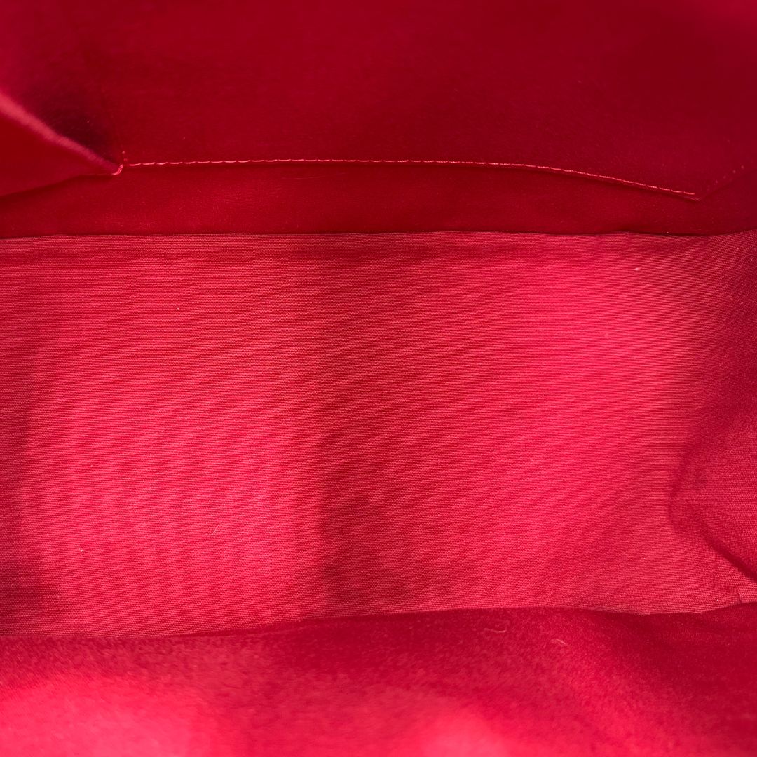 interno  Borsa Louis Vuitton realizzata in pelle monogram verniciata e dettagli in vacchetta naturale, di lusso, originale, ottime condizioni, usata. 