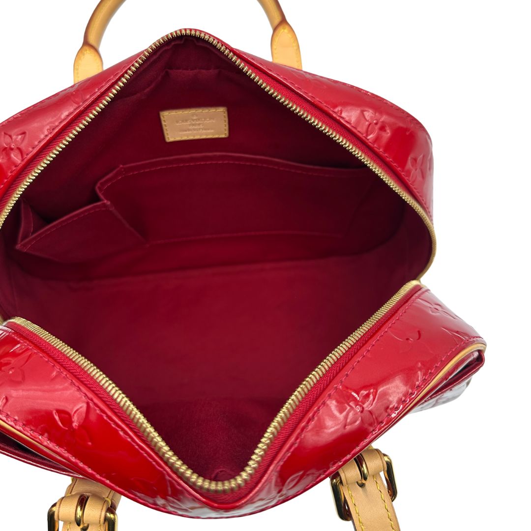 interno  Borsa Louis Vuitton realizzata in pelle monogram verniciata e dettagli in vacchetta naturale, di lusso, originale, ottime condizioni, usata. 