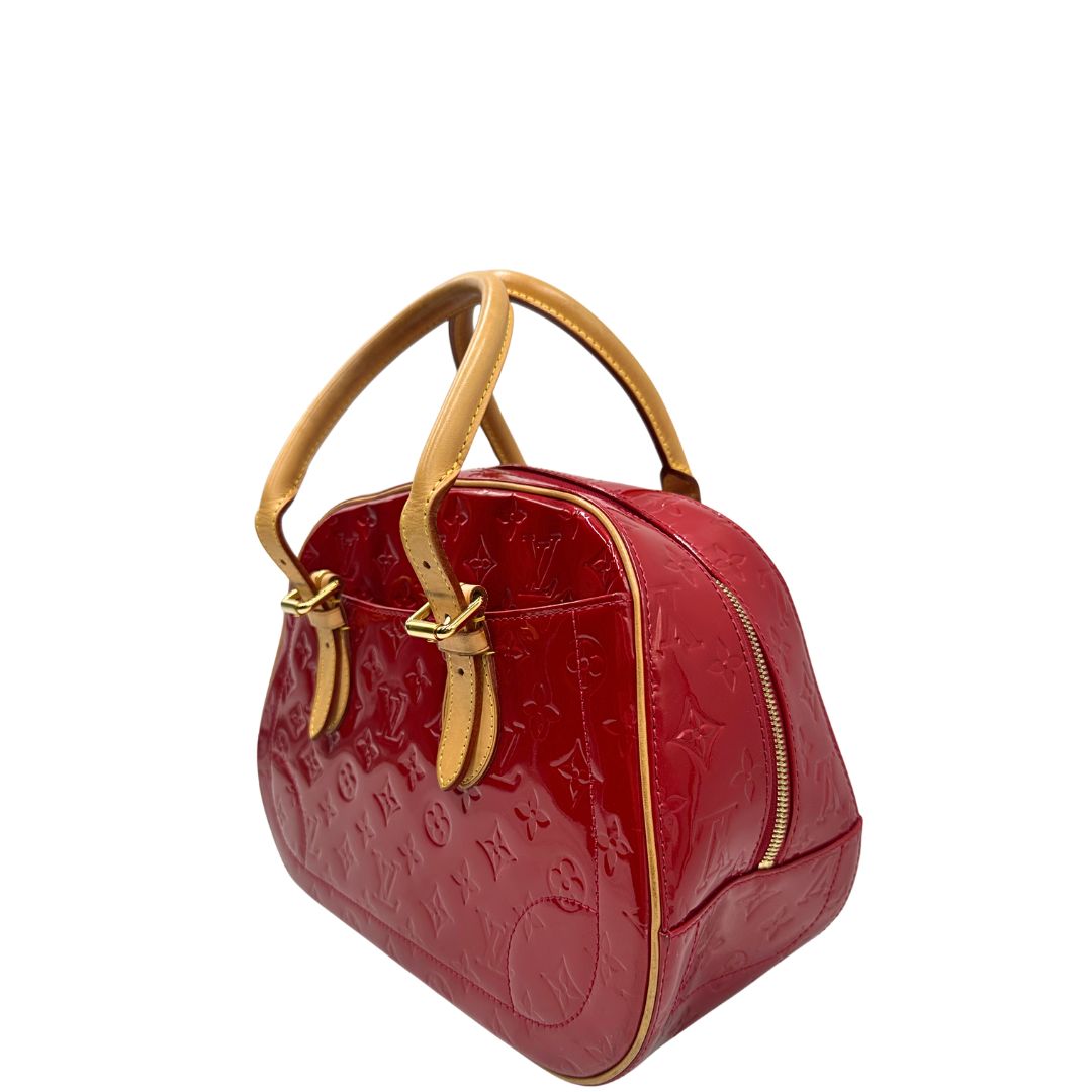 lato  Borsa Louis Vuitton realizzata in pelle monogram verniciata e dettagli in vacchetta naturale, di lusso, originale, ottime condizioni, usata. 