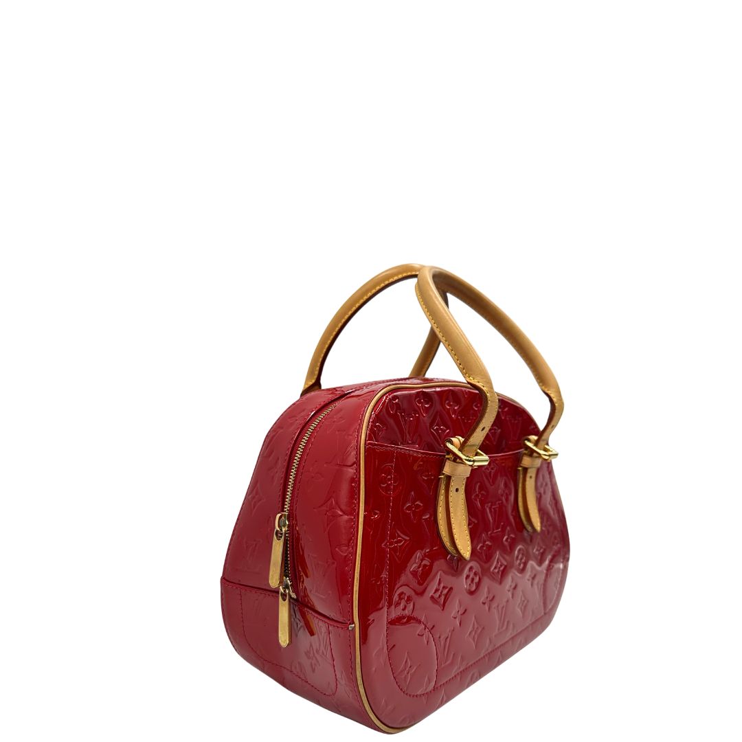 lato  Borsa Louis Vuitton realizzata in pelle monogram verniciata e dettagli in vacchetta naturale, di lusso, originale, ottime condizioni, usata. 