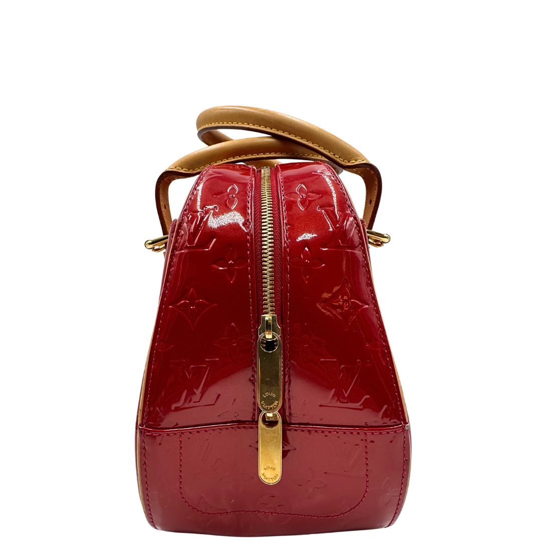 laterale  Borsa Louis Vuitton realizzata in pelle monogram verniciata e dettagli in vacchetta naturale, di lusso, originale, ottime condizioni, usata. 