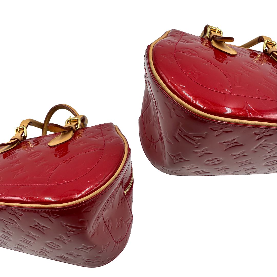 angoli Borsa Louis Vuitton realizzata in pelle monogram verniciata e dettagli in vacchetta naturale, di lusso, originale, ottime condizioni, usata. 