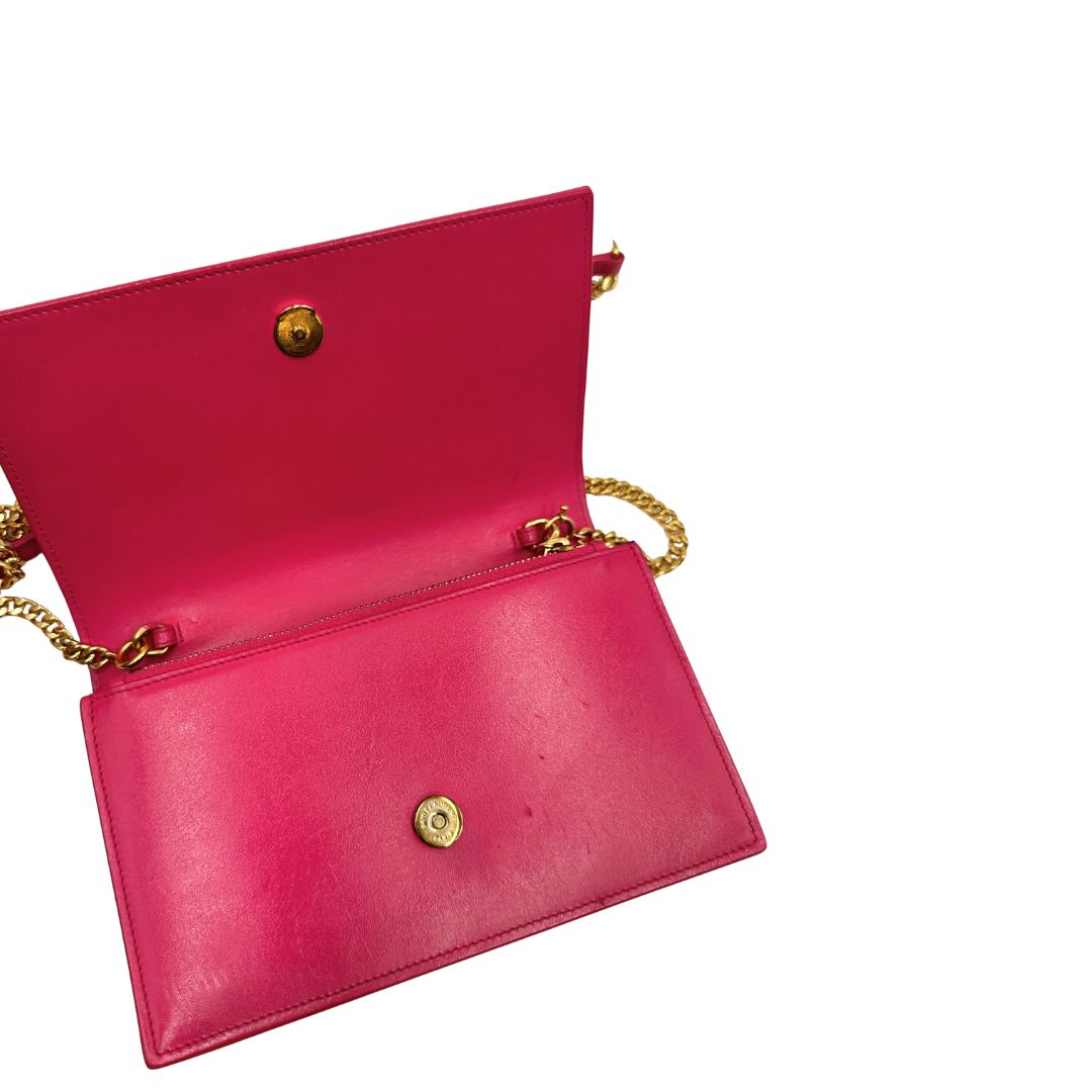 Interno, Borsa Kate di Saint Laurent in pelle fucsia, nella versione compatta wallet. Originale, usata, di lusso, in condizioni buone.