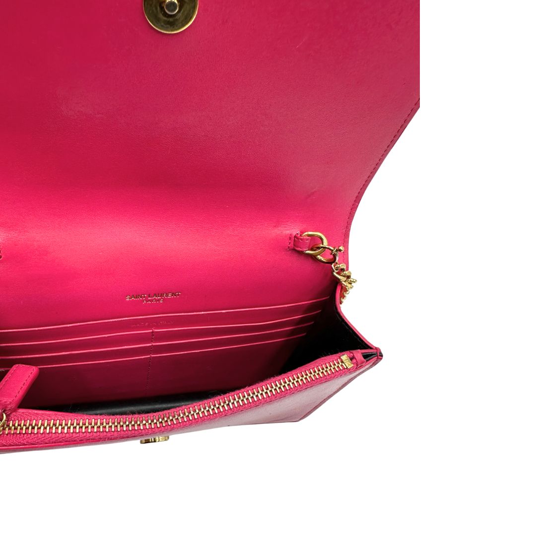 Interno, Borsa Kate di Saint Laurent in pelle fucsia, nella versione compatta wallet. Originale, usata, di lusso, in condizioni buone.