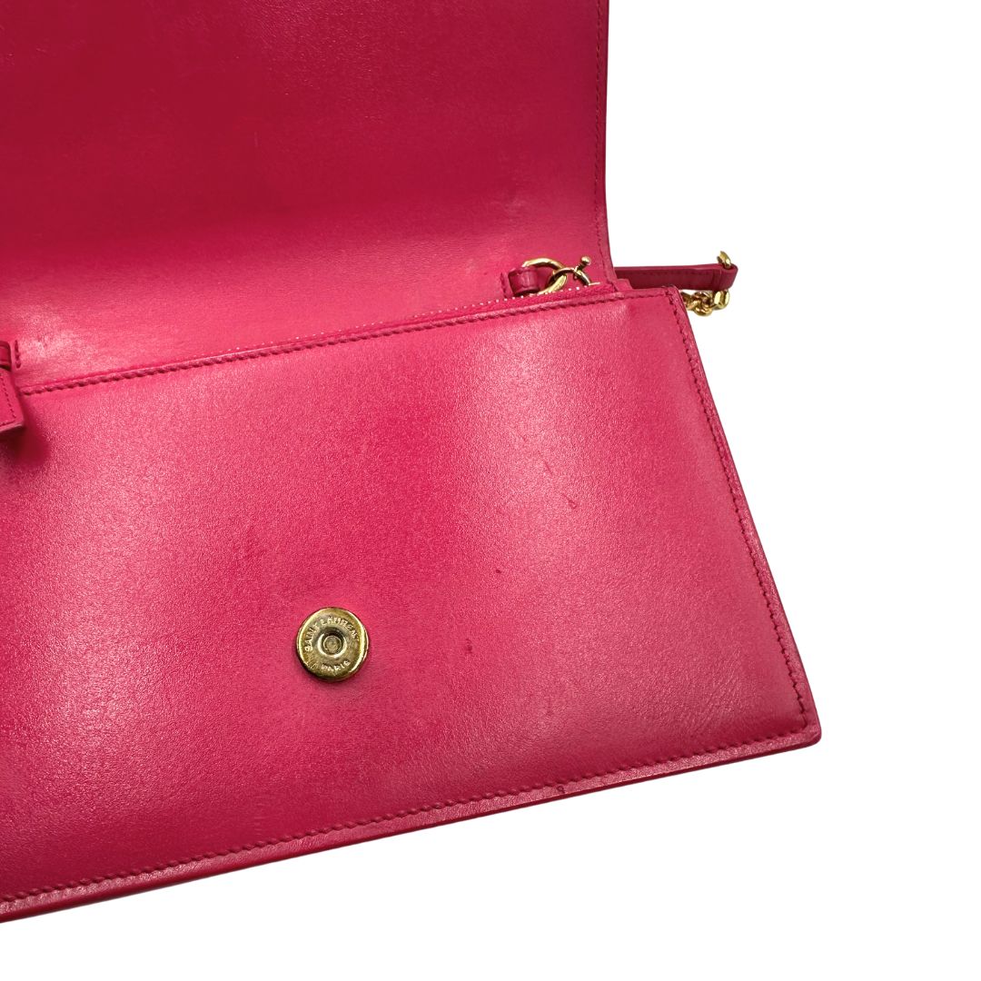 Borsa Kate di Saint Laurent in pelle fucsia, nella versione compatta wallet. Originale, usata, di lusso, in condizioni buone.
