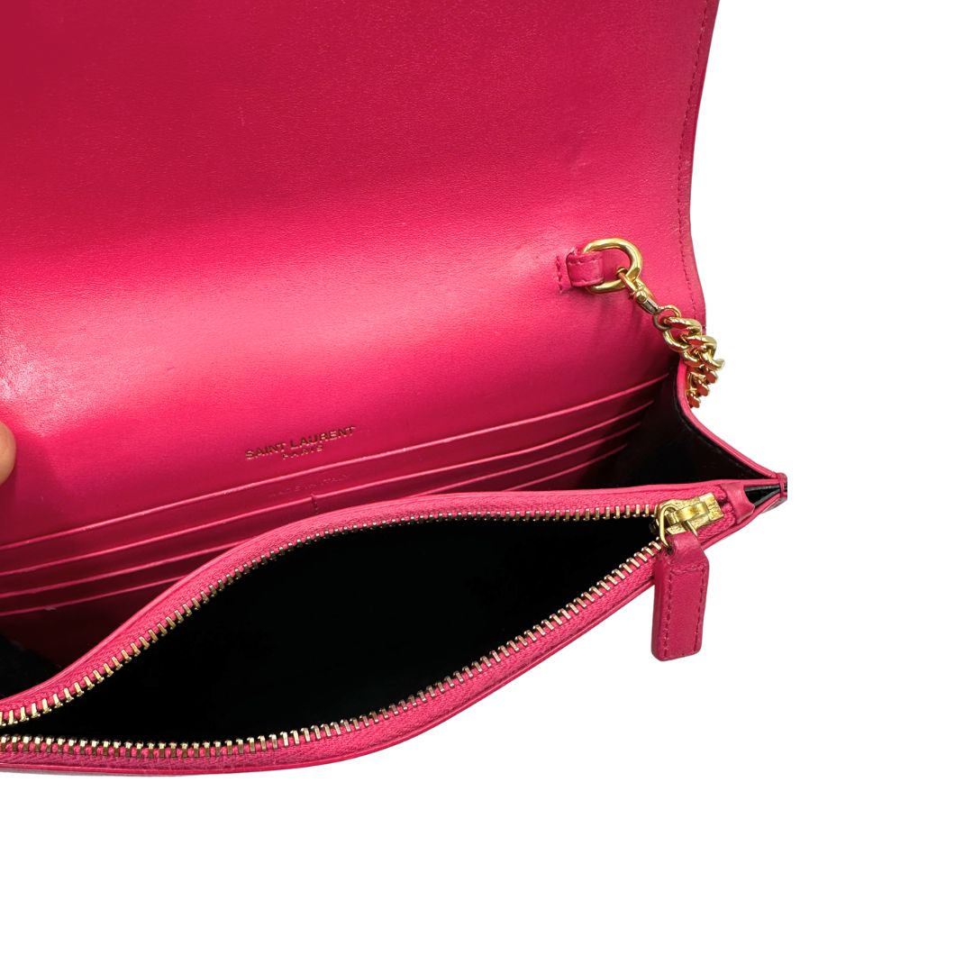Interno, Borsa Kate di Saint Laurent in pelle fucsia, nella versione compatta wallet. Originale, usata, di lusso, in condizioni buone.
