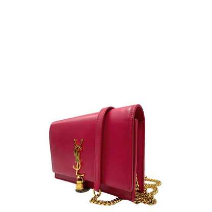 Lato sinistro, Borsa Kate di Saint Laurent in pelle fucsia, nella versione compatta wallet. Originale, usata, di lusso, in condizioni buone.