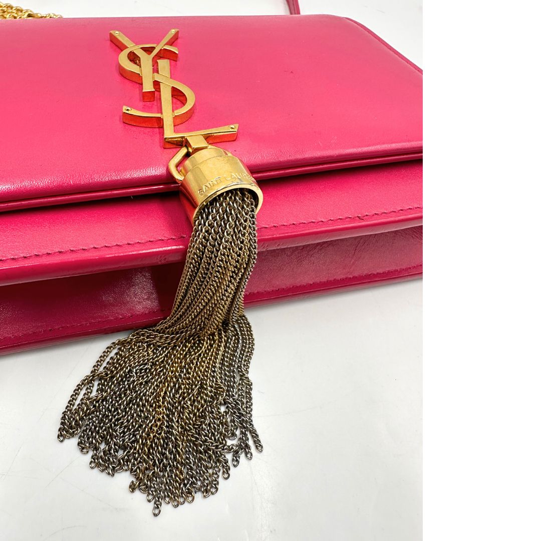 Nappa decorativa, Borsa Kate di Saint Laurent in pelle fucsia, nella versione compatta wallet. Originale, usata, di lusso, in condizioni buone.