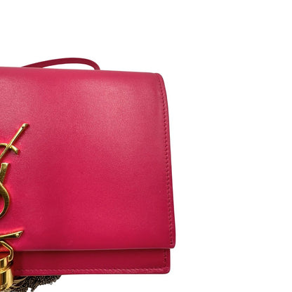 Borsa Kate di Saint Laurent in pelle fucsia, nella versione compatta wallet. Originale, usata, di lusso, in condizioni buone.