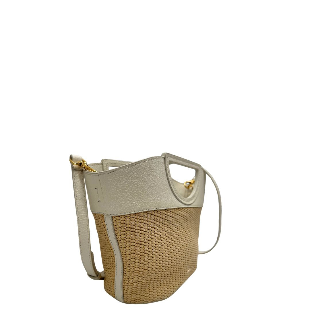 Lato destro, Borsa Coccinelle ;design bicolore che unisce materiali naturali e pelle.