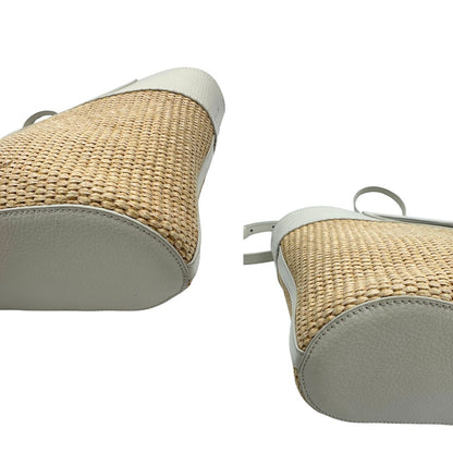 Angoli, Borsa Coccinelle ;design bicolore che unisce materiali naturali e pelle.
