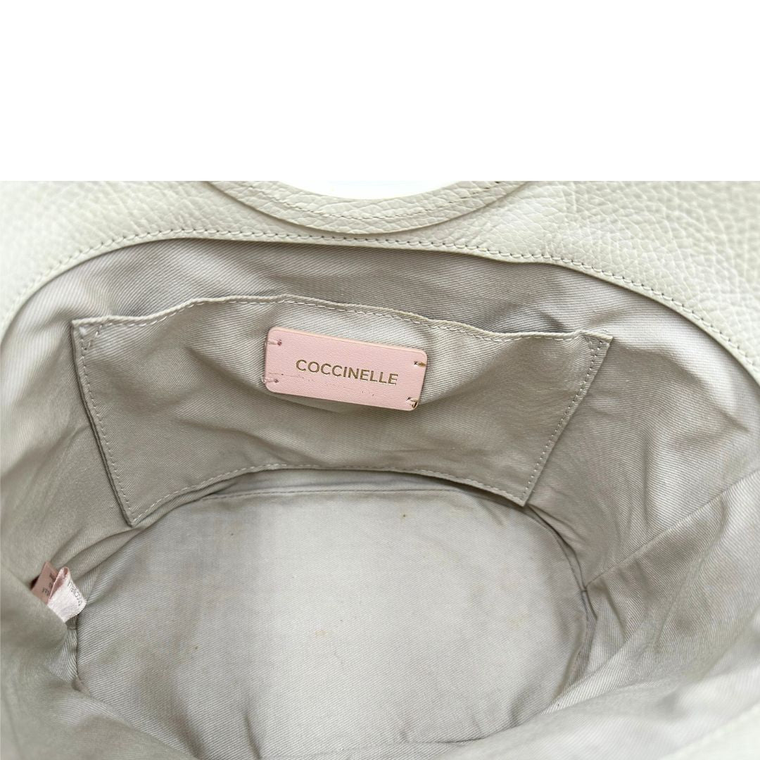 Interno, Borsa Coccinelle ;design bicolore che unisce materiali naturali e pelle.