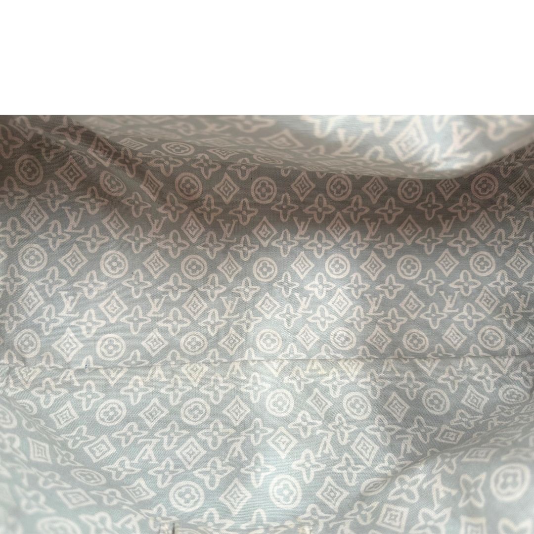 Interno, Borsa Louis Vuitton in tela resistente bicolore con motivi floreali coordinati.