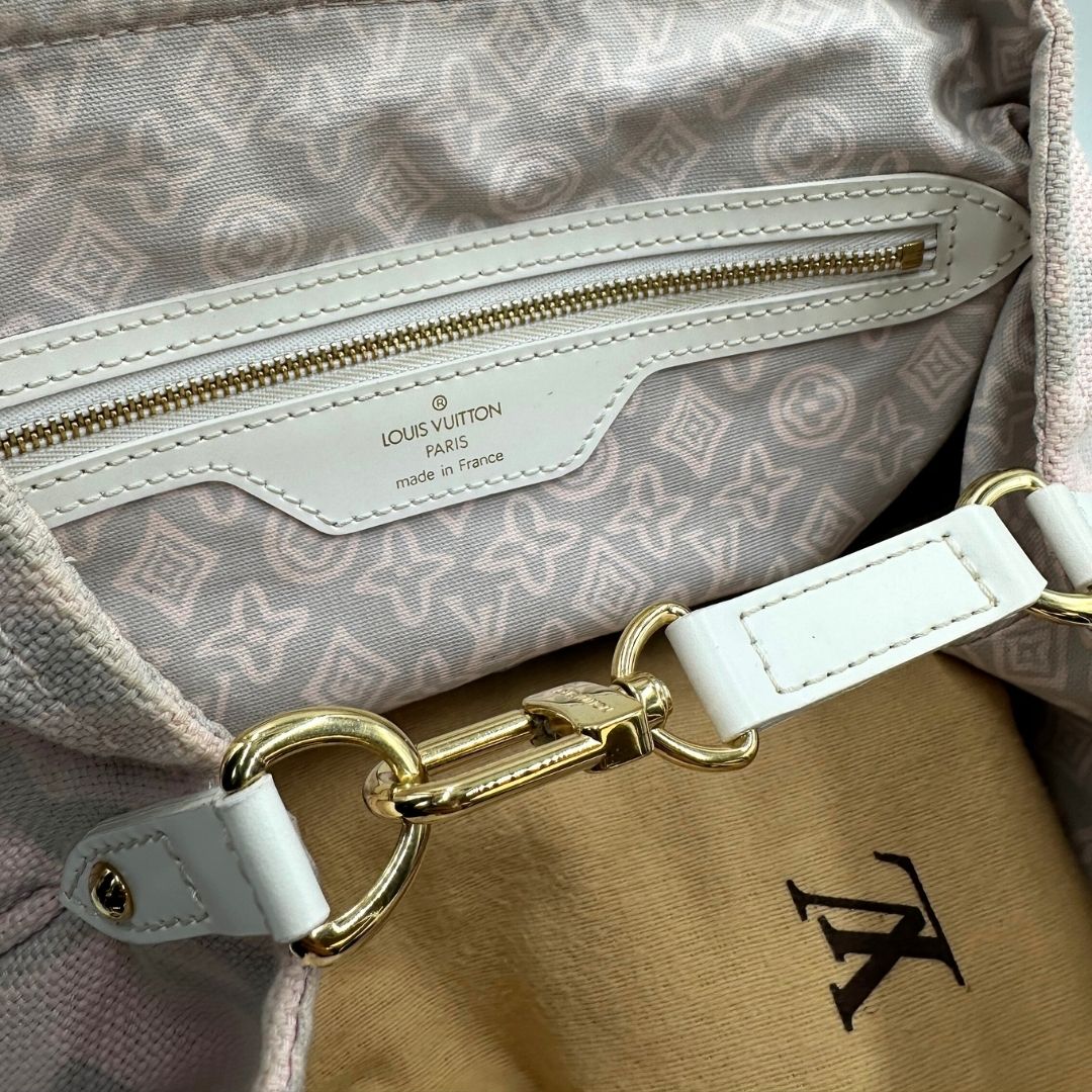 Chiusura, Borsa Louis Vuitton in tela resistente bicolore con motivi floreali coordinati.