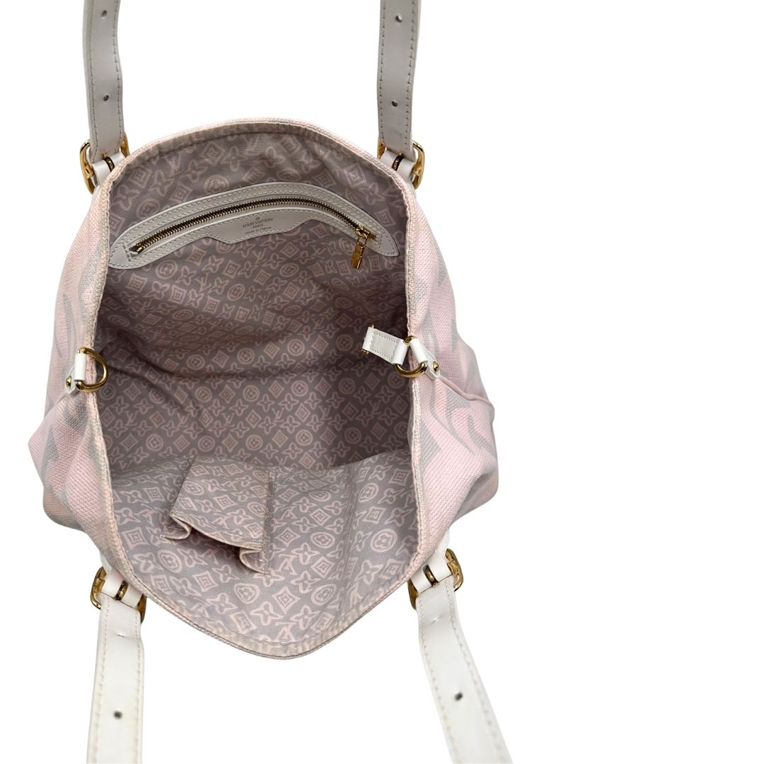 Interno, Borsa Louis Vuitton in tela resistente bicolore con motivi floreali coordinati.