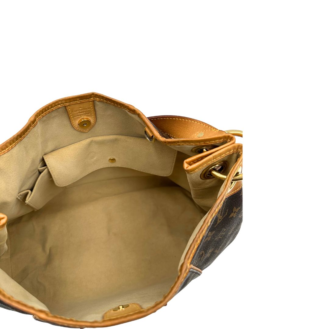 Interno, Borsa Louis Vuitton realizzata in tela monogram marrone con finiture in vacchetta naturale.