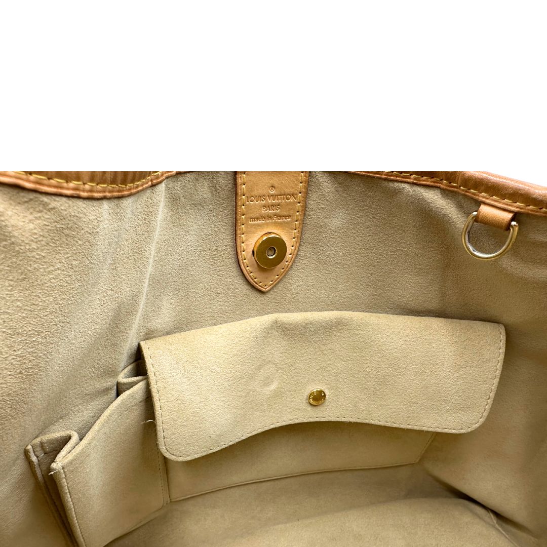 Interno, Borsa Louis Vuitton realizzata in tela monogram marrone con finiture in vacchetta naturale.