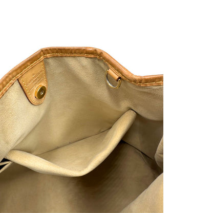 Interno della tasca, Borsa Louis Vuitton realizzata in tela monogram marrone con finiture in vacchetta naturale.