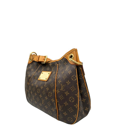Lato sinistro, Borsa Louis Vuitton realizzata in tela monogram marrone con finiture in vacchetta naturale.
