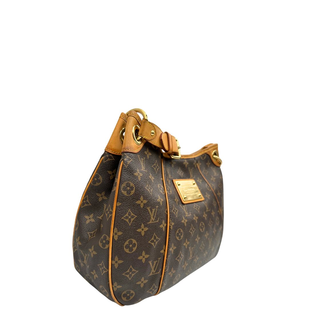 Lato destro, Borsa Louis Vuitton realizzata in tela monogram marrone con finiture in vacchetta naturale.