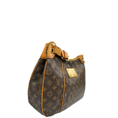 Lato destro, Borsa Louis Vuitton realizzata in tela monogram marrone con finiture in vacchetta naturale.