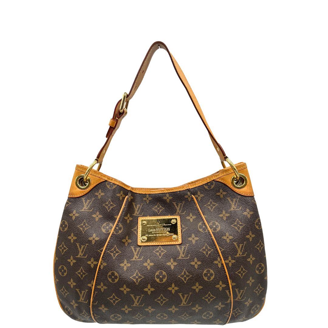 Front, Borsa Louis Vuitton realizzata in tela monogram marrone con finiture in vacchetta naturale.