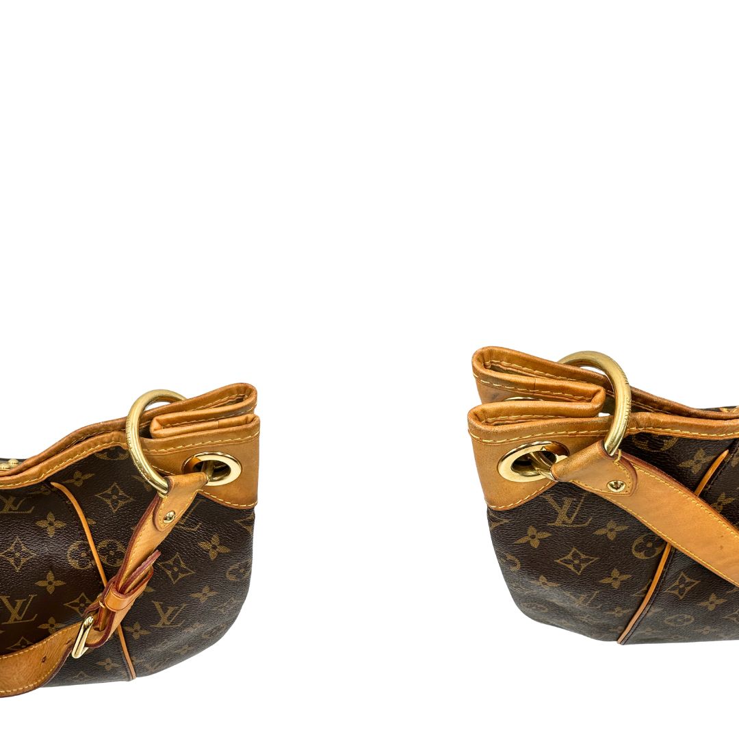 Lati superiori, Borsa Louis Vuitton realizzata in tela monogram marrone con finiture in vacchetta naturale.