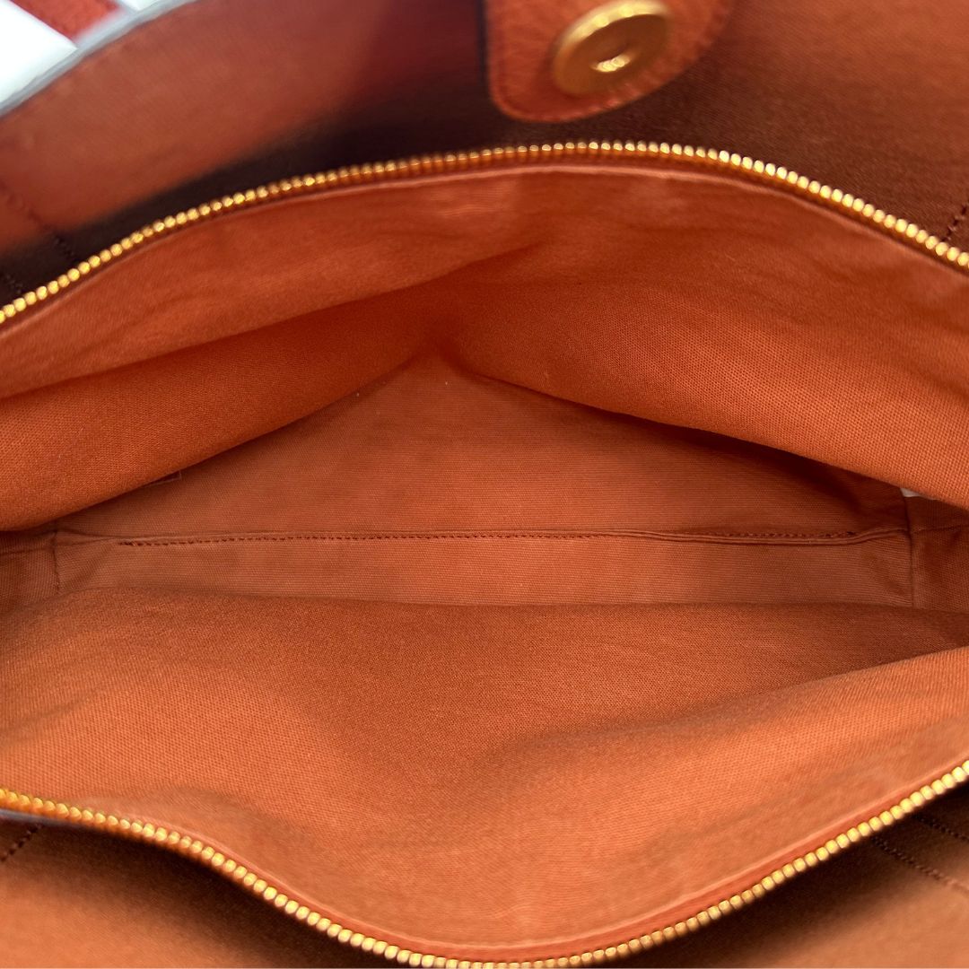 interno Borsa Hogan nella nuance marrone cognac in pelle martellata 