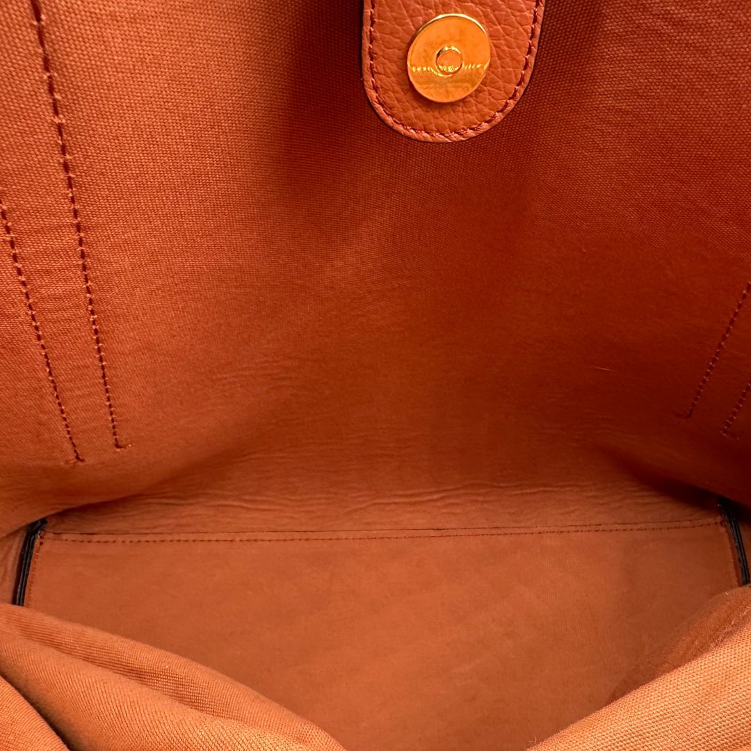 interno Borsa Hogan nella nuance marrone cognac in pelle martellata 