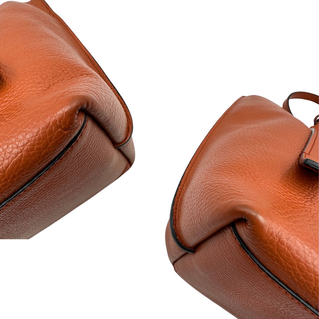 angoli Borsa Hogan nella nuance marrone cognac in pelle martellata 