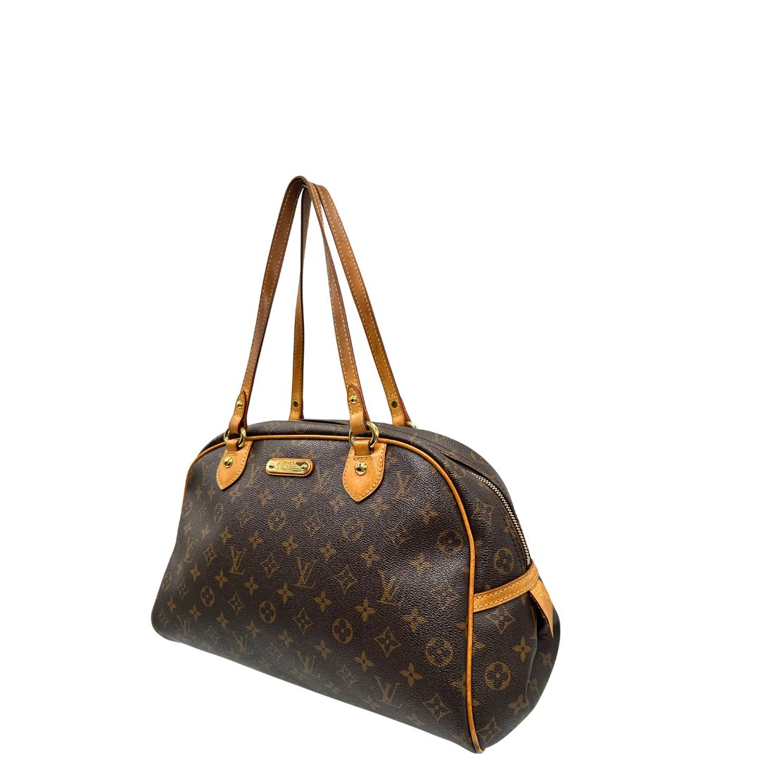 Lato sinistro, Borsa Louis Vuitton Montorgueil realizzata in tela Monogram con hardware dorato.