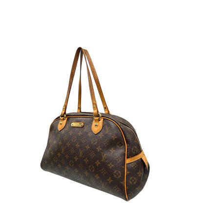 Lato sinistro, Borsa Louis Vuitton Montorgueil realizzata in tela Monogram con hardware dorato.
