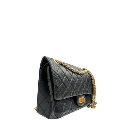 lato Borsa Chanel 2.55 in pelle invecchiata nera con hardware dorato, di lusso, originale, ottime condizioni.Borsa Chanel 2.55 in pelle invecchiata nera con hardware dorato, di lusso, originale, ottime condizioni.