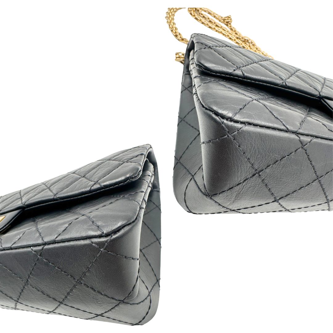 angoli Borsa Chanel 2.55 in pelle invecchiata nera con hardware dorato, di lusso, originale, ottime condizioni. 