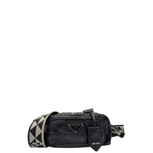 Front, Borsa Multi-Pocket in nappa antique in pelle nera, dal design strutturato e dalla metalleria argentata. Originale, usata, di lusso, in ottime condizioni.