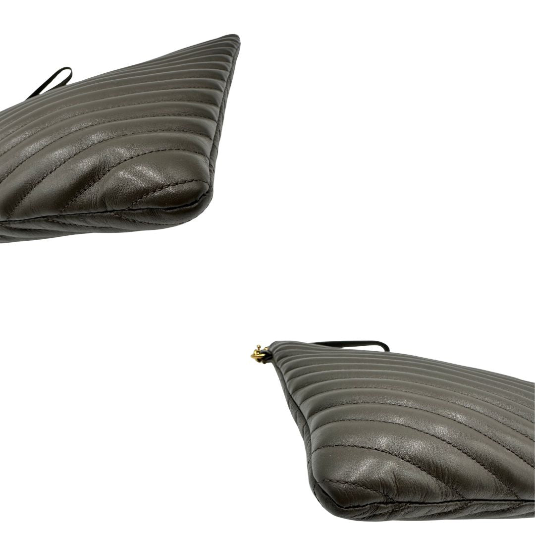 angoli  Saint Laurent in pelle color light musk con iconico logo YSL, di lusso, originale, eccellenti condizioni, usata. 