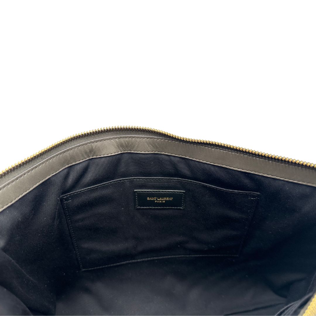 interno  Saint Laurent in pelle color light musk con iconico logo YSL, di lusso, originale, eccellenti condizioni, usata. 