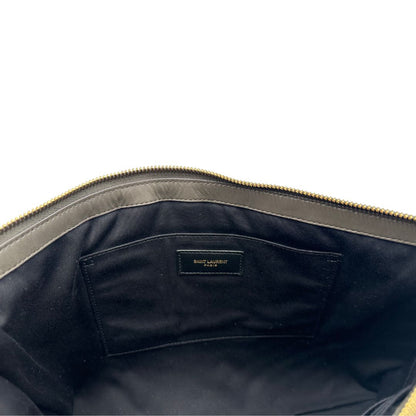 interno  Saint Laurent in pelle color light musk con iconico logo YSL, di lusso, originale, eccellenti condizioni, usata. 