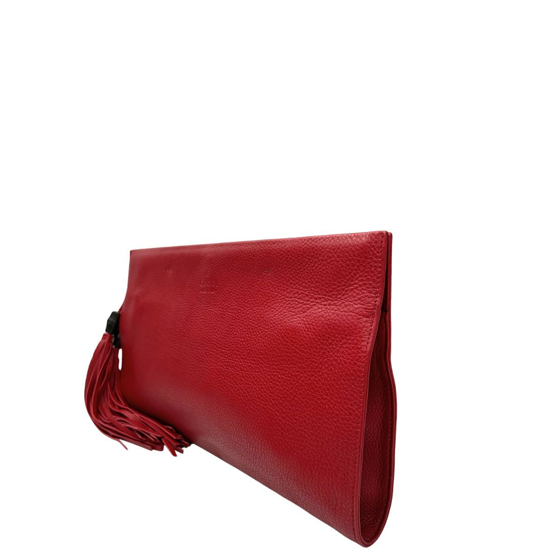 lato  Pochette Gucci maxi in pelle rossa martellata con dettagli Bamboo, di lusso, originale, ottime condizioni, usata. 