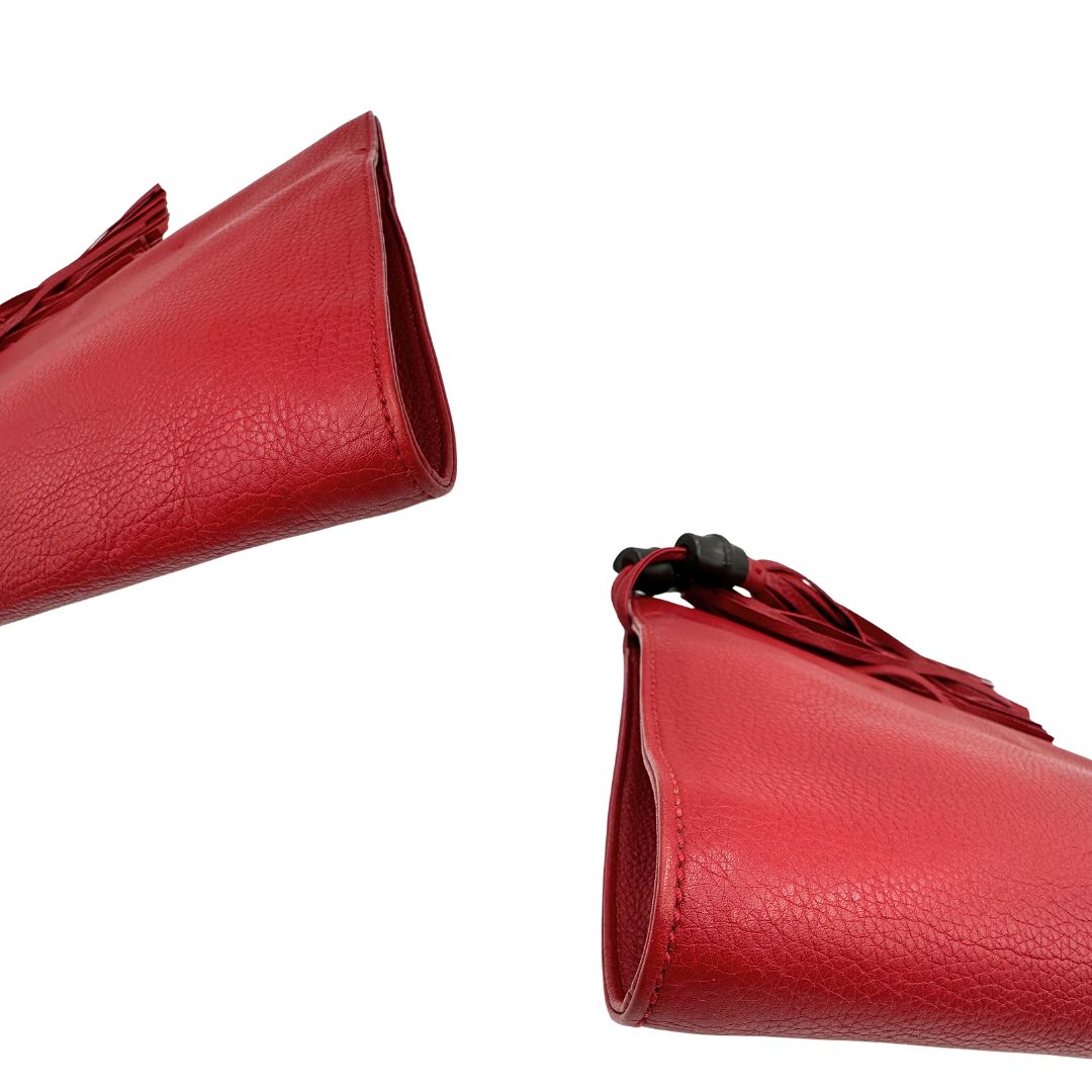 angoli  Pochette Gucci maxi in pelle rossa martellata con dettagli Bamboo, di lusso, originale, ottime condizioni, usata. 