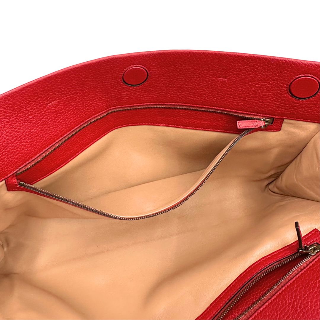 interno  Pochette Gucci maxi in pelle rossa martellata con dettagli Bamboo, di lusso, originale, ottime condizioni, usata. 